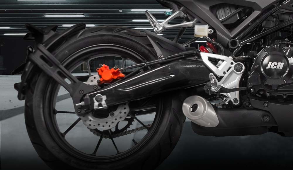 La Moto pistera XDRIVE 250 cuenta con armortiguación de barras invertidas